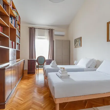 Skyline Penthouse With Private Rooftop Daire Roma